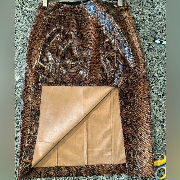 EXPRESS x Negin Mirsalehi ($88)
Vegan Leather Snakeskin Print Midi
Skirt size 6 - Picture 4 of 11